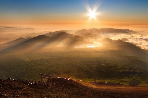 Sonnenaufgang über den Bergen in Asien