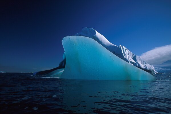 جبل جليدي في المحيط المظلم والبارد