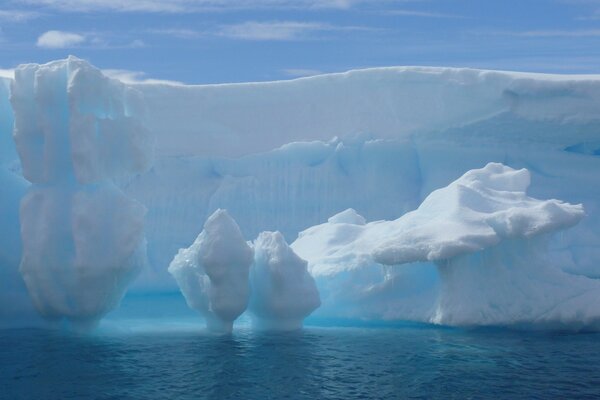 Iceberg sobre el océano en el fondo