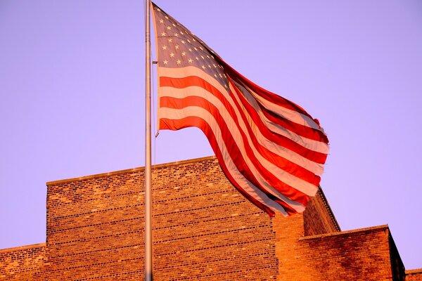 Bandera americana contra pared de ladrillo