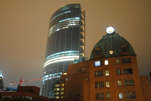 Ein Wolkenkratzer mit glatten Linien und ein Gebäude mit einem nicht standardmäßigen Dach