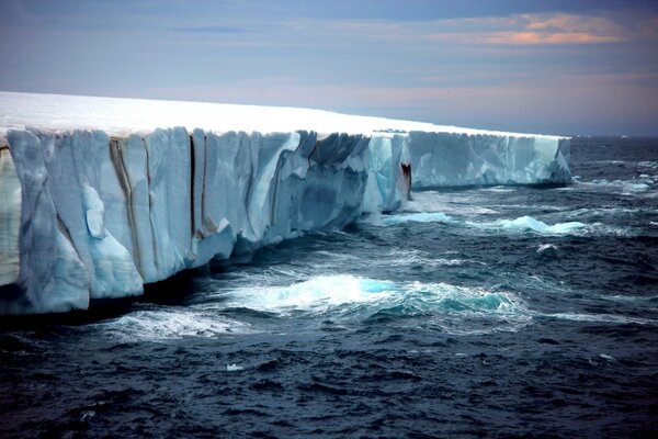 Un gran iceberg en el océano