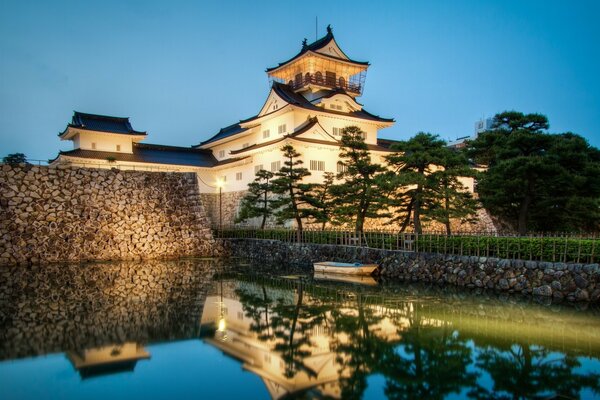 Chinesische Häuser und krumme Kiefern in der Nähe von Wasser