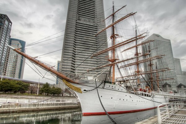 An bewölkten Tagen mit dem Schiff reisen