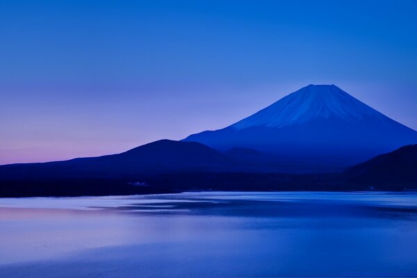 Volcán en Asia contra el cielo azul