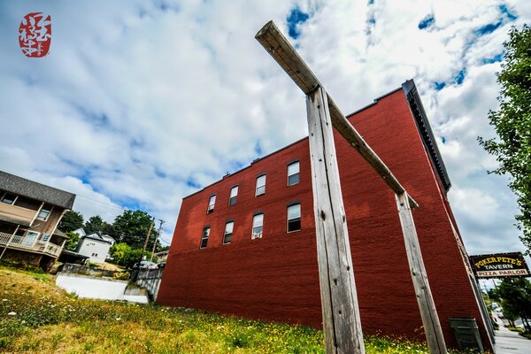 Ein rotes Haus in der Natur im minimalistischen Stil