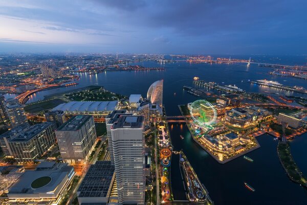 夜幕降临城市亮起