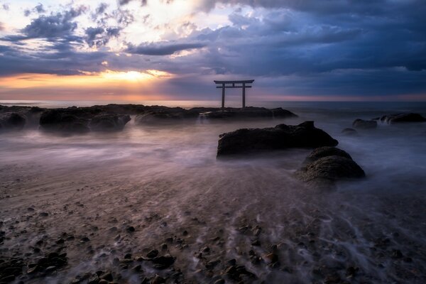 Forme bizzarre dell oceano al tramonto