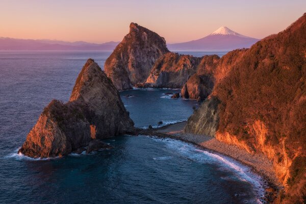 Rochas no mar ao pôr do sol Ásia