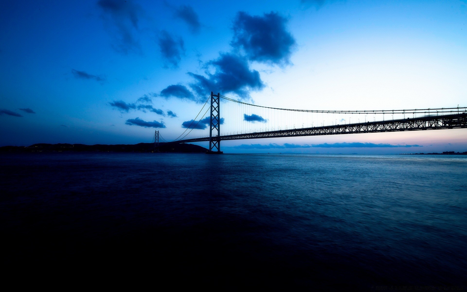 亚洲 水域 桥梁 天空 旅行 运输系统 海洋 海 日落 景观 海滩 吊桥 傍晚 黄昏 光 海 汽车 黎明