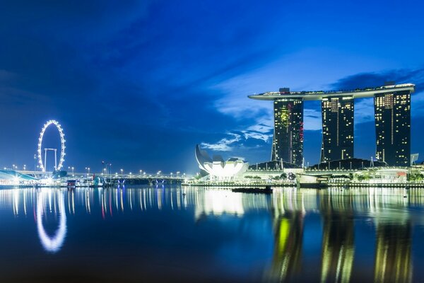 Eine Reflexion der asiatischen Architektur im Wasser