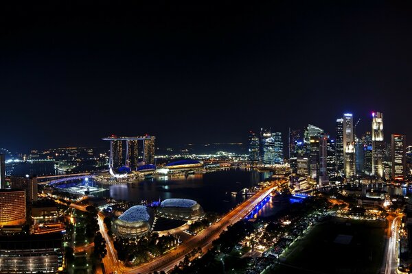 黄昏在一个大的夜晚城市