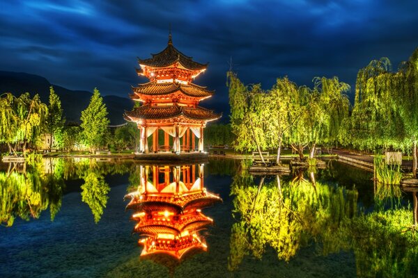 Paisagem noturna. O pagode é refletido no lago