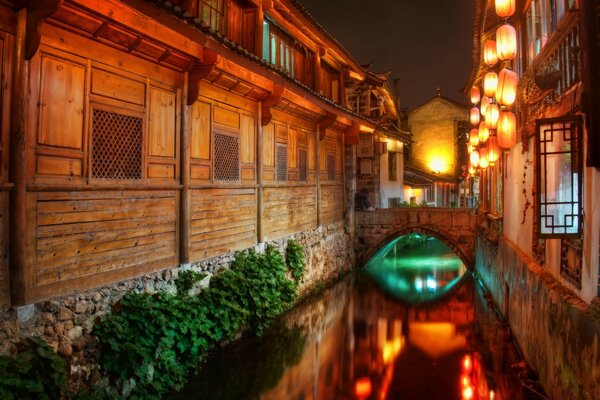 Canal dans un éclairage festif lumineux