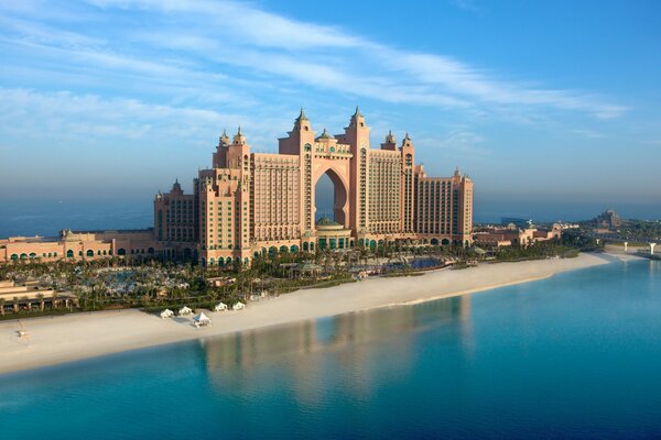 Dubai de yapay bir adada Palmiye Ağacının şık Atlantis i