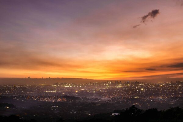 Alba arancione sulla città asiatica