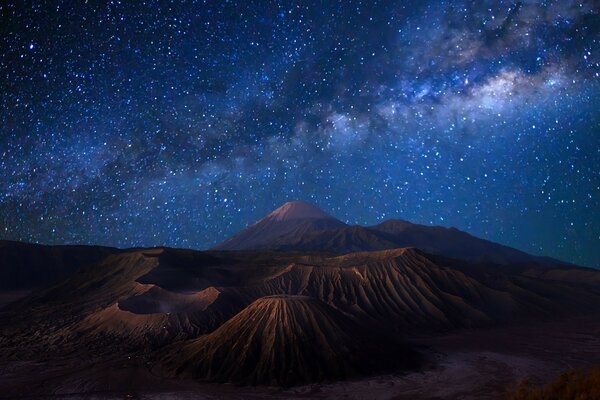 Bromo - voller landspaces Himmel