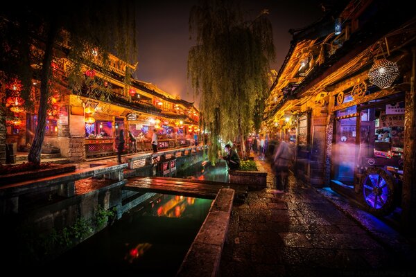 Rue animée de la ville dans la nuit