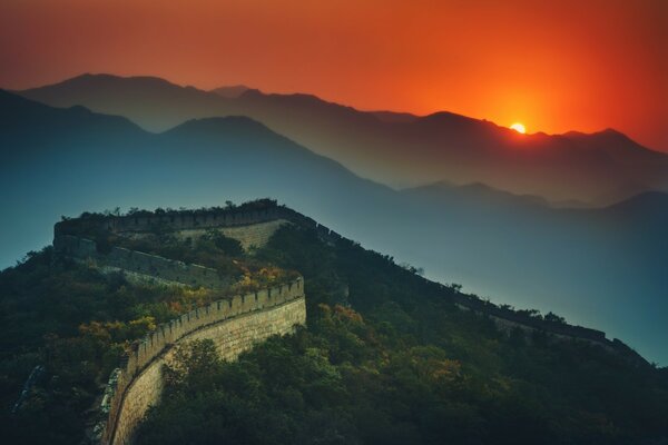 La Gran Muralla China. Puesta de sol roja