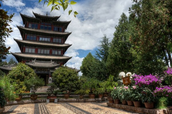 Architettura asiatica in giardino