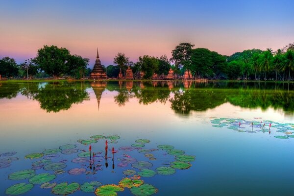 Lago de la tarde en Asia