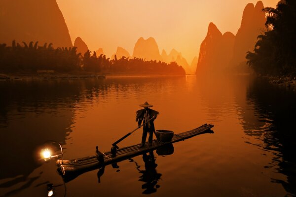 Canoa con un hombre al atardecer