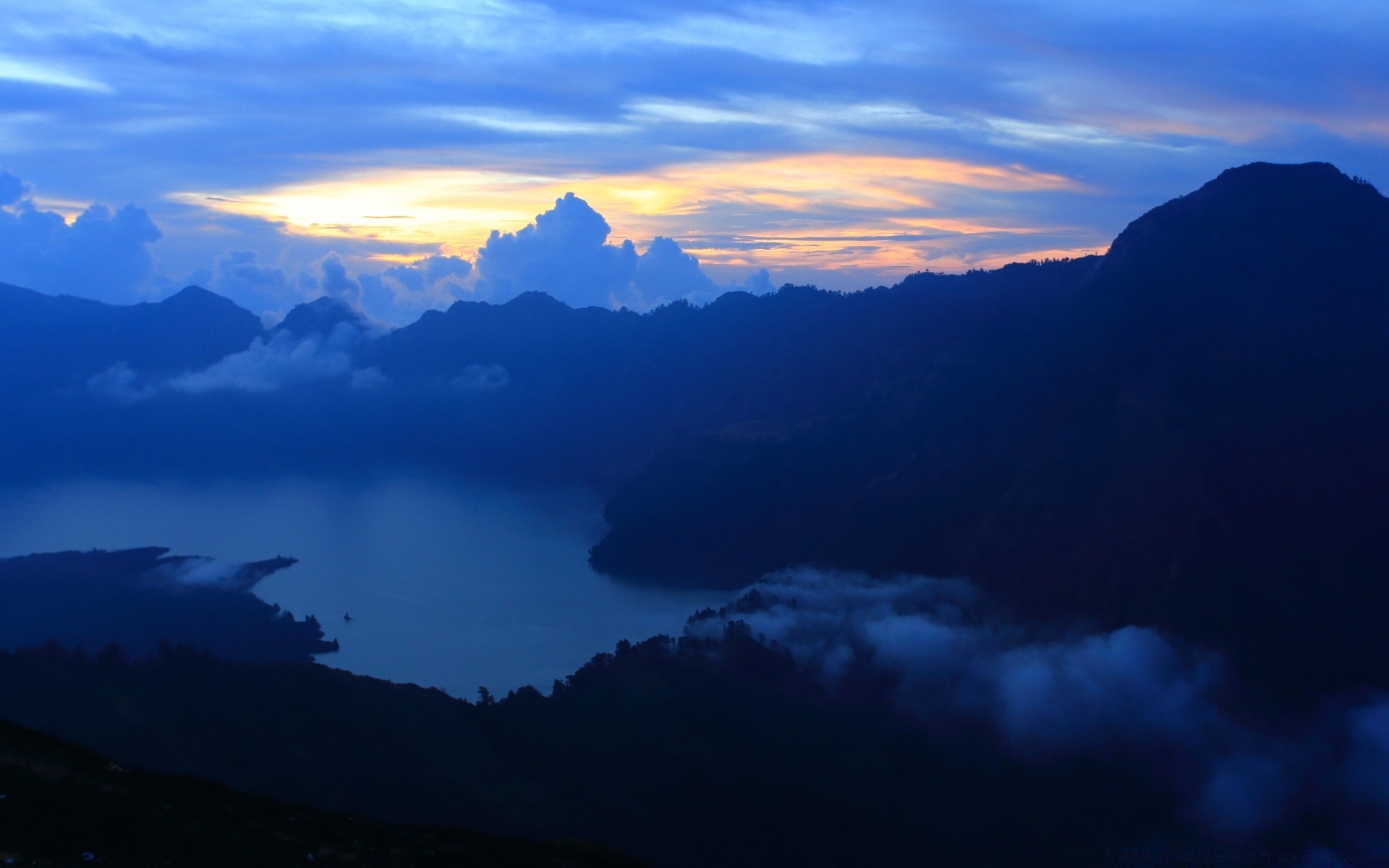 asie coucher du soleil aube ciel paysage montagne soir lumière à l extérieur voyage lumière du jour nature soleil crépuscule brouillard eau beau temps scénique silhouette