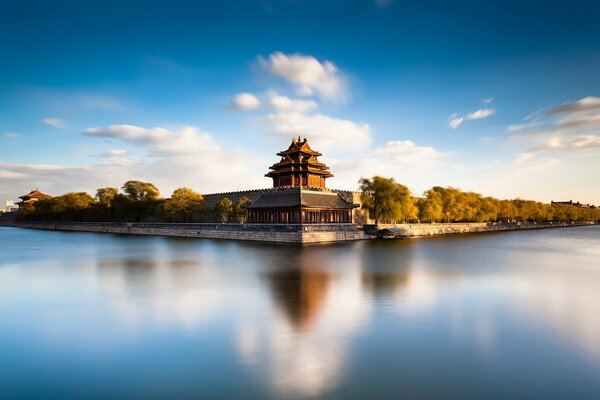 EL TEMPLO SE REFLEJA EN LA SUPERFICIE DEL AGUA