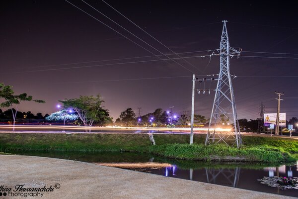 Paisagem urbana noturna. Linhas de transmissão