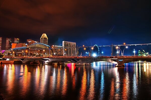 Vista del puente asiático en la noche