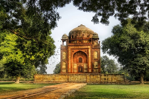 BUDDHISTISCHER TEMPEL IN EINER PARKZONE