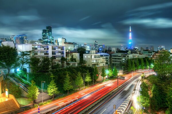 Autostrada urbana nelle luci della sera