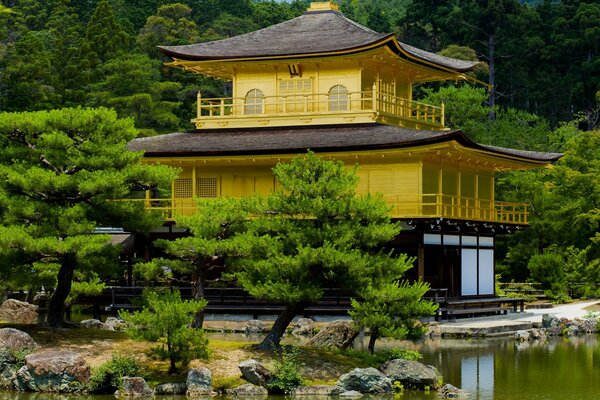 Asiatischer Tempel aus Holz am Ufer