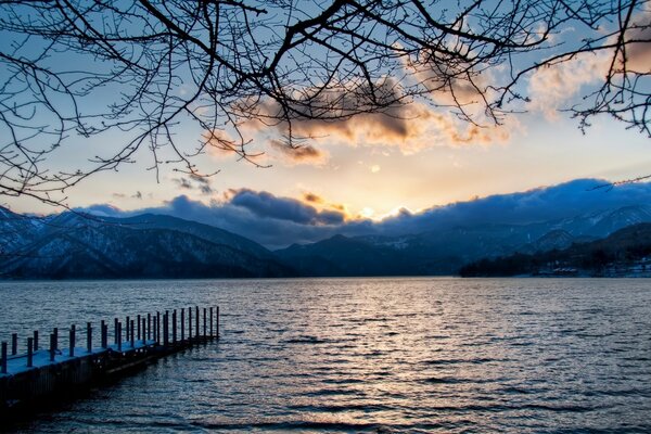 Sonnenaufgang am See Asien