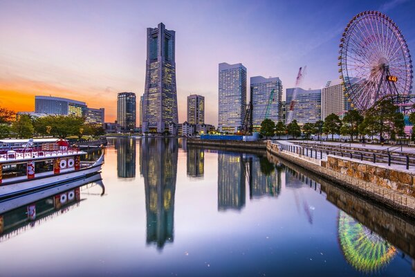 Brücke über den Fluss in der asiatischen Stadt