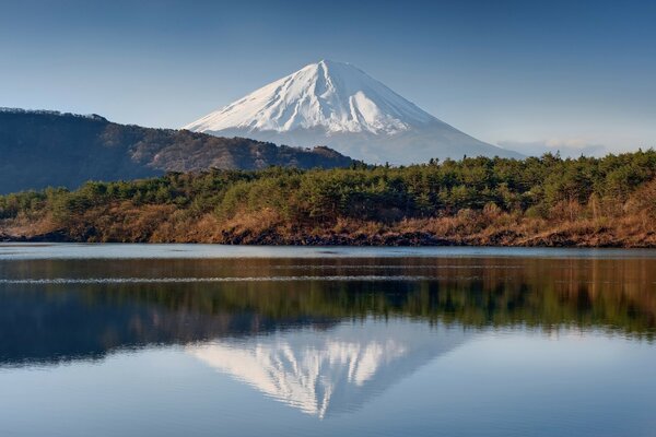 Fujiyama. Hermosa cima Nevada de la montaña. Reflejo de la montaña en el agua