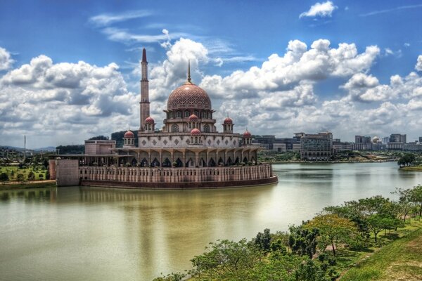 Tempel am Fluss an einem bewölkten Sommertag