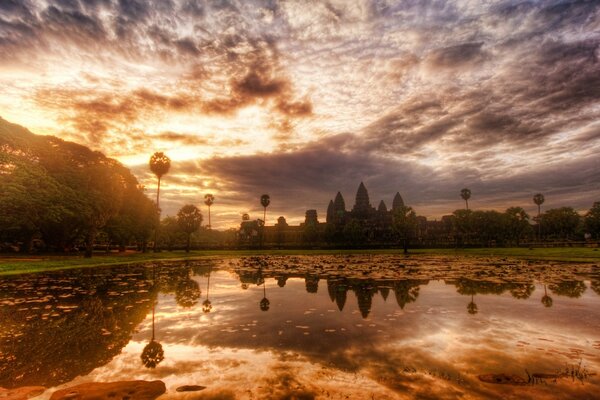 Antigo templo budista refletido na água