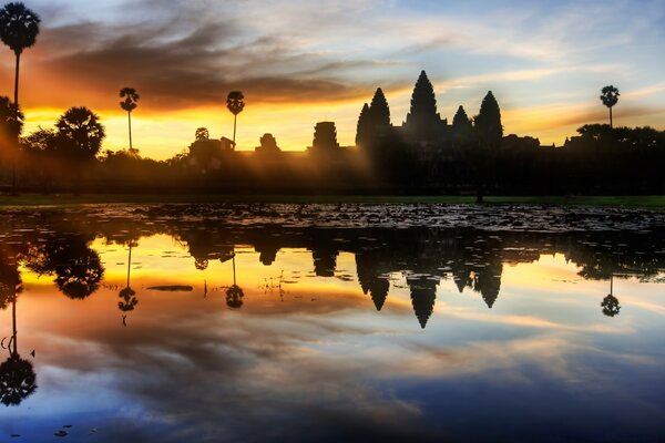 El antiguo templo budista se refleja en el agua