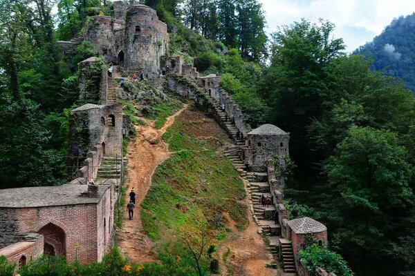 Bajar escaleras en medio de las rocas