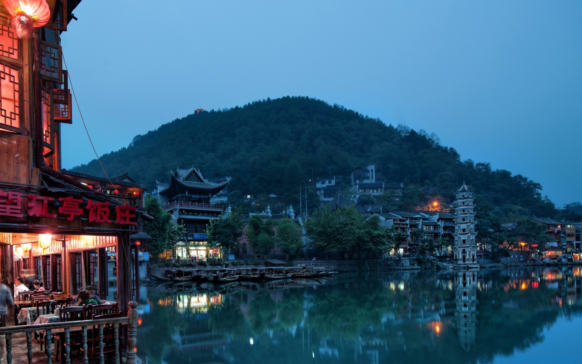 亚洲 水域 旅游 城市 家庭 建筑 户外 旅游 海 反射 景观 船只 运输系统 晚上