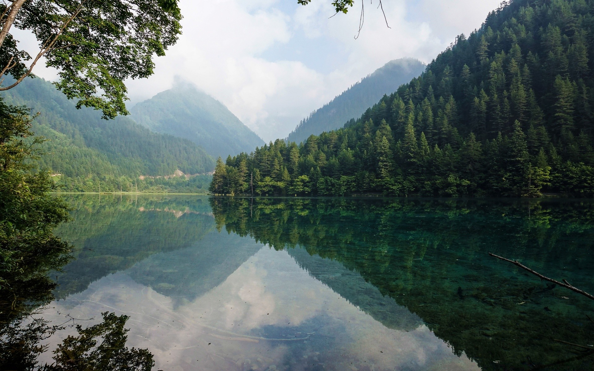 asia montaña paisaje árbol madera naturaleza agua al aire libre lago viajes luz del día río valle escénico medio ambiente colina cielo niebla