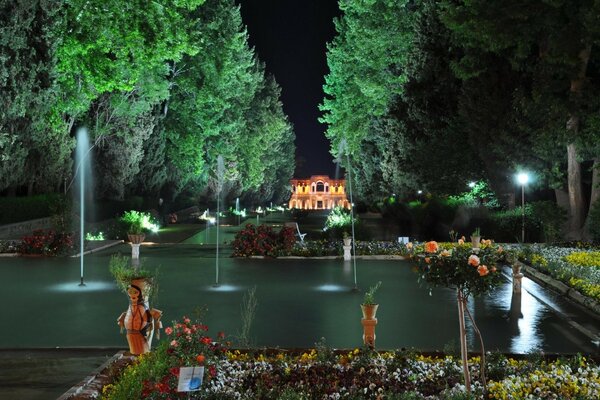 Casa asiática com fonte e céu noturno