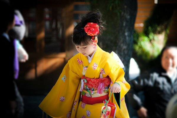 Ragazza in costume cinese nazionale