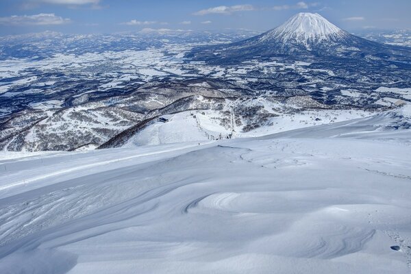 La nieve blanca cubre las montañas