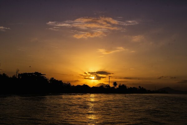 Mer de nuit. Coucher de soleil jaune