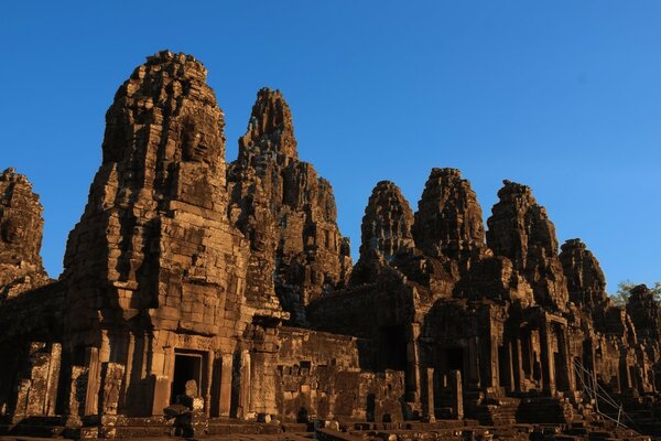 Ruines architecturales avec un ciel bleu