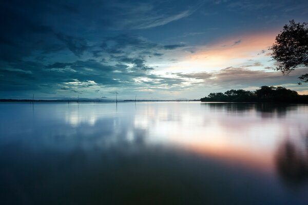 Reflejo de la puesta de sol en el agua Asia