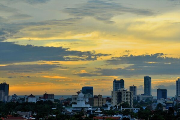 Vista do pôr do sol da cidade do alto