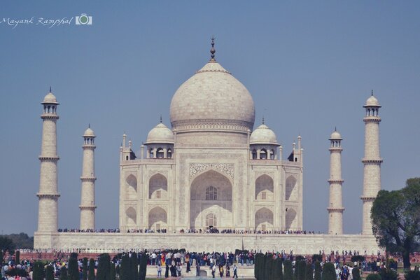 Temple blanc dans la chaleur du jour